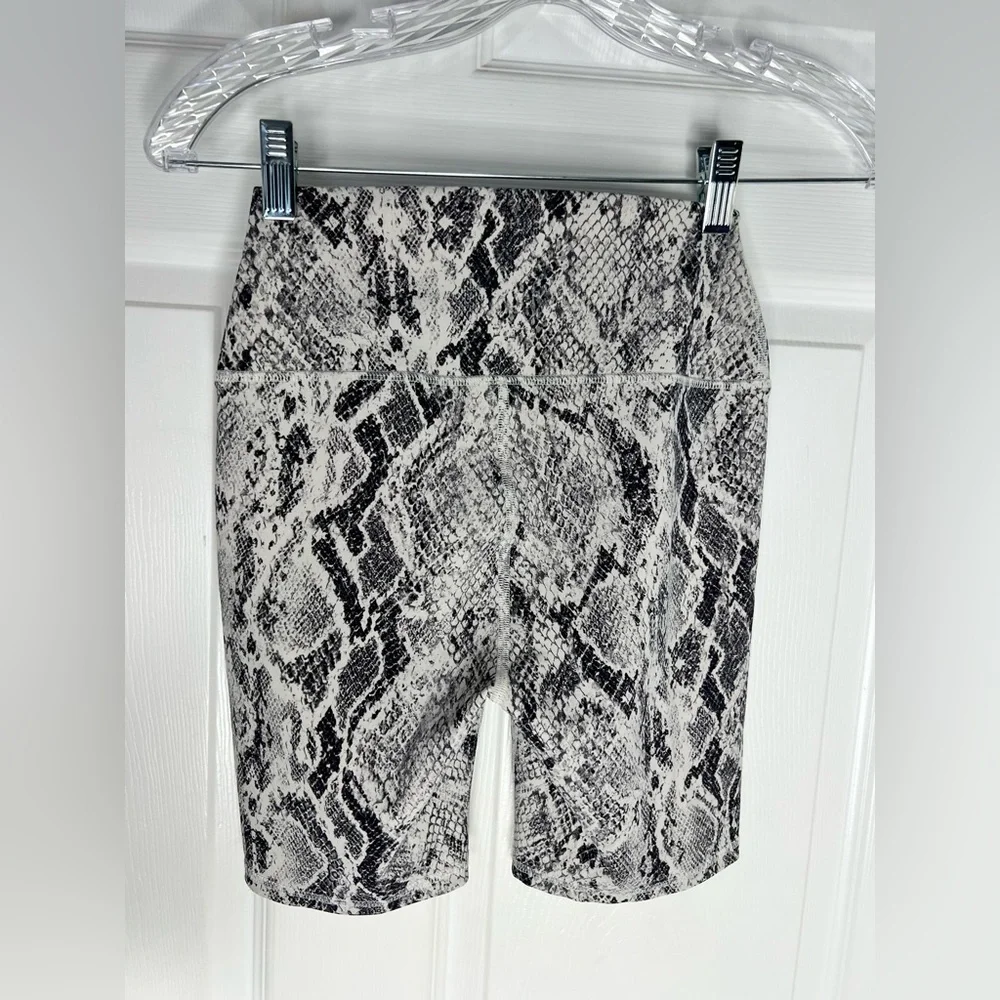 Alo Python Print Leggings Shorts Sz XS gym workout run
